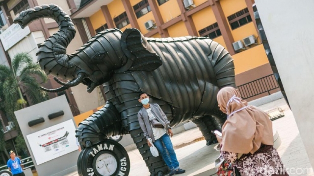 Sebuah patung gajah yang terbuat dari potongan ban-ban bekas menjadi ikon dari taman ini.