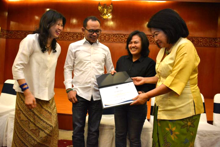 Penyerahan sertifikat program 5-bulan Co-CLASS kepada Sekjen Serikat Pekerja Nasional Sumiyati (kemeja hitam) oleh Menteri Ketenagakerjaan M. Hanif Dhakiri didampingi Pendiri Yayasan Upaya Indonesia Damai (UID) Cherie Nursalim (kebaya putih) dan Ketua Yayasan UID Mari Pangestu (kebaya kuning) di Kementerian Ketenagakerjaan, Jakarta, 4 November 2017. |(SWA.co.id)