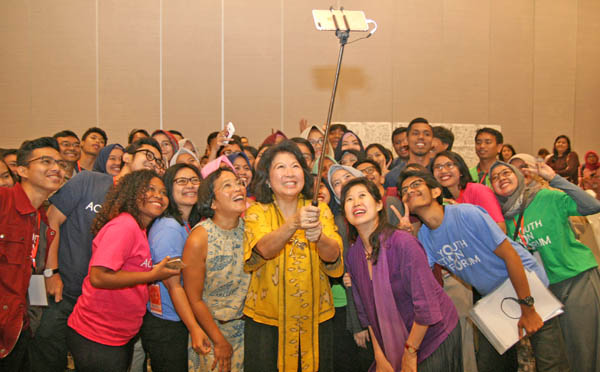 Ketua Yayasan UID Mari Pangestu (tengah) dan pendiri Yayasan UID Cherie Nursalim (baju ungu) berfoto selfie bersama para peserta Youth Action Forum di Jakarta, 29-31 Oktober 2017.